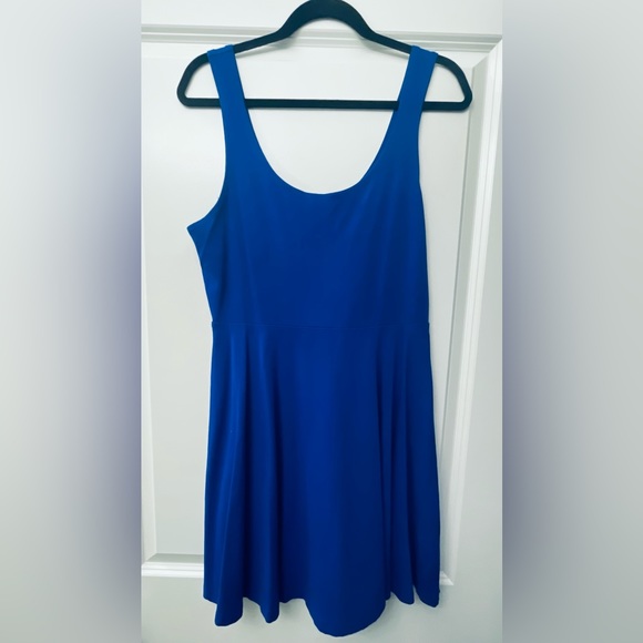 Express dress - Picture 2 of 5